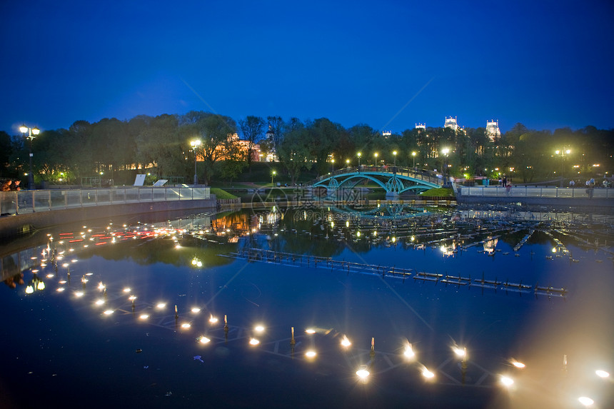 夜间喷泉和灯光天际蓝色反射俱乐部场景公园生活旅行天空市中心图片