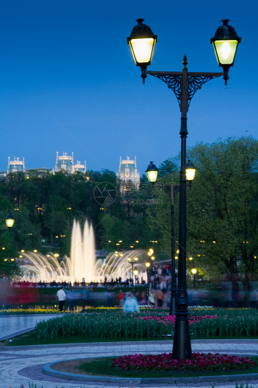 夜间喷泉和灯光天空公园场景正方形城市景观建筑俱乐部生活反射图片