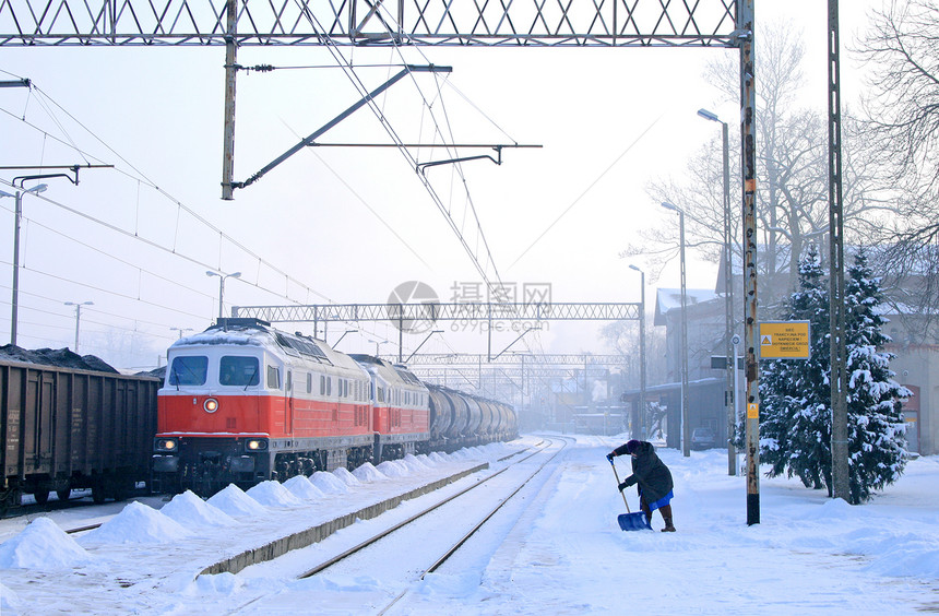 火车站的冬季过冬车辆柴油机运输夫妻力量引擎货物铁路日光冻结图片