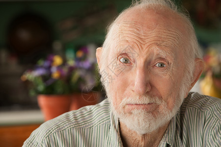 关注的老年人成人压力厨房长老医学老年男性胡须胡子紧张背景图片