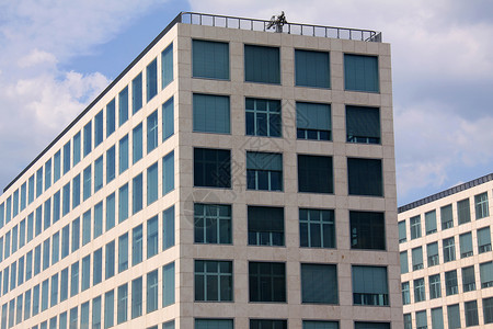 办公大楼城市反射大理石玻璃窗户外观办公楼效果商业场景背景图片