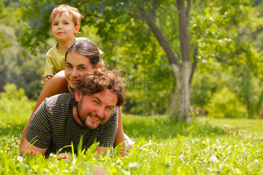 幸福家庭孩子男人夫妻休闲绿色阳光后代喜悦微笑水平图片