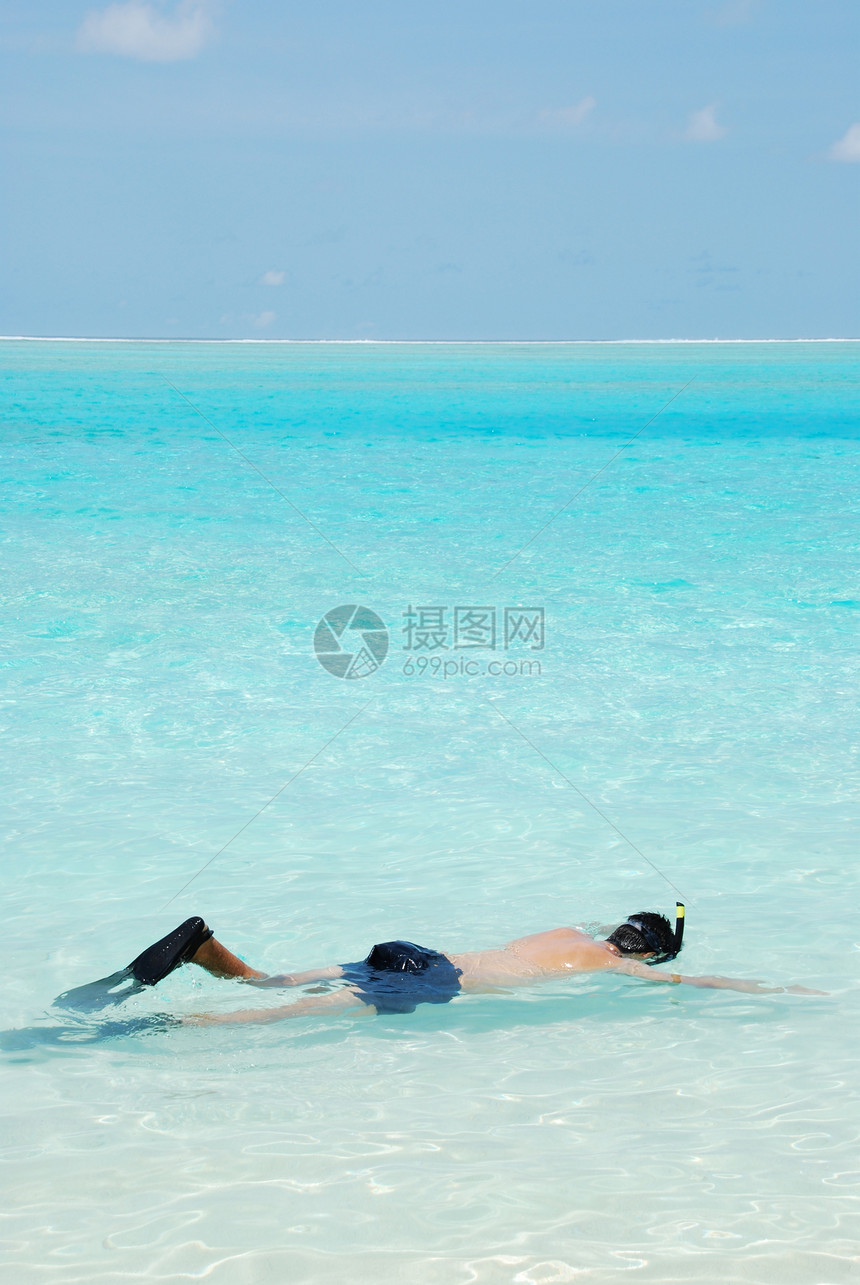 马尔代夫蓝海水年轻男子潜水面具海景海岸线脚蹼浮潜呼吸管闲暇乐趣风镜潜水员图片
