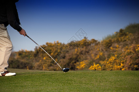 玩高尔夫高尔夫球运动绿色俱乐部冰沙绿费球座高清图片
