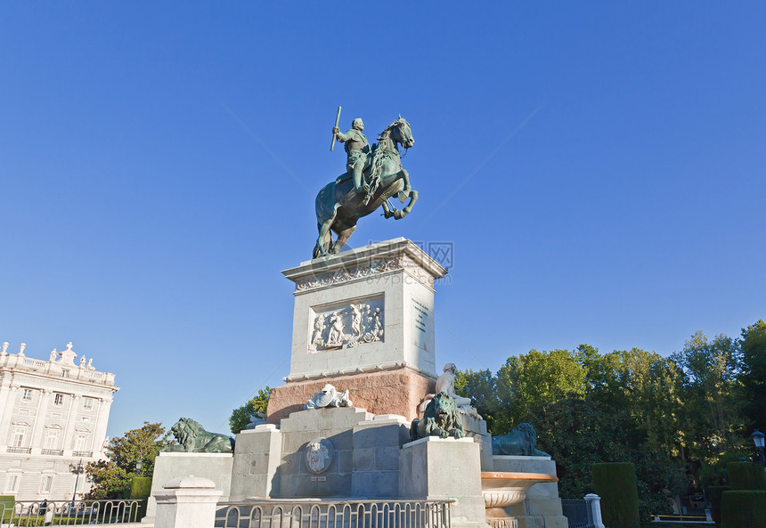 马德里东马德里广场 费利佩四世的雕像广场蓝色历史性旅游天空吸引力建筑地标旅行城堡图片