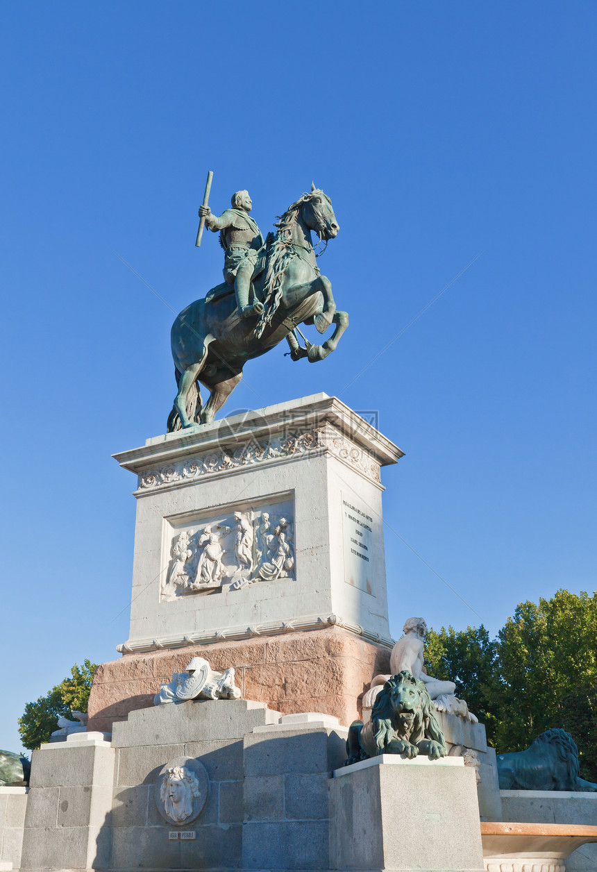 马德里东马德里广场 费利佩四世的雕像建筑城堡纪念碑城市历史性正方形假期旅游游客吸引力图片