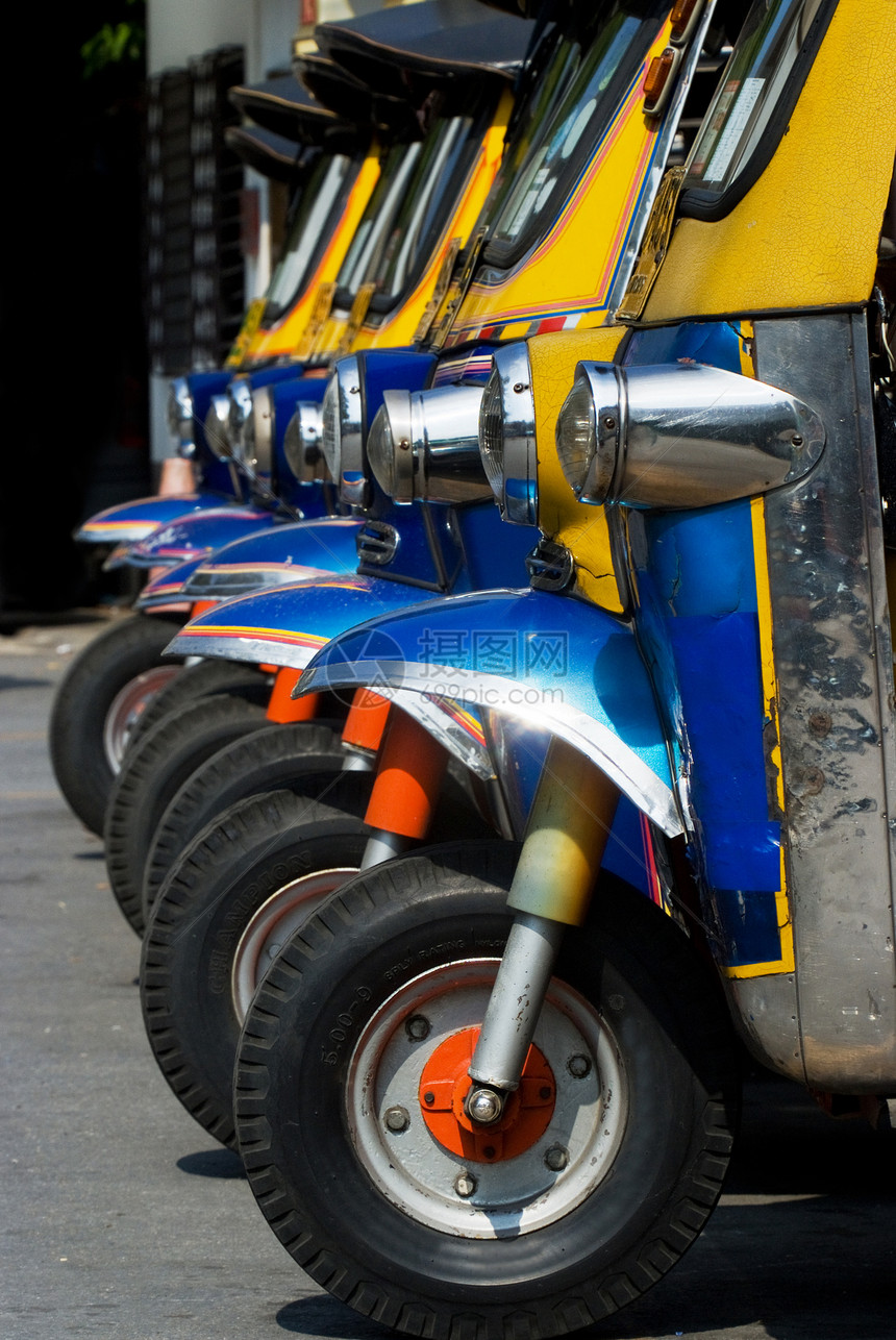 曼谷Tuktuk出租车大灯车轮城市合金运输黄色车辆蓝色图片