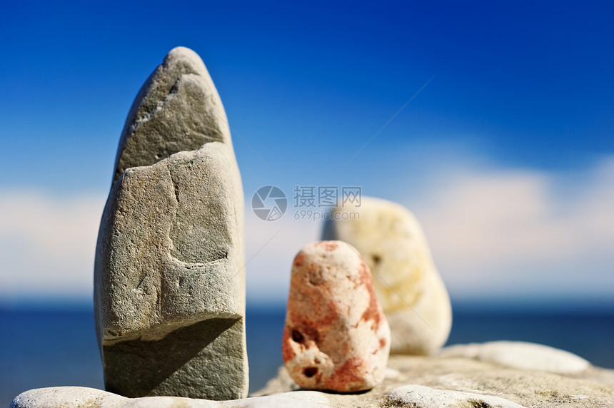 姿态度海滩天空卵石冥想岩石圆形海洋石头海岸图片