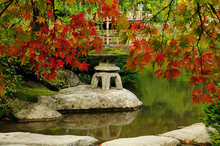 日本花园绿色花园偶像雕塑植物盆栽红色水池小屋植物园高清图片