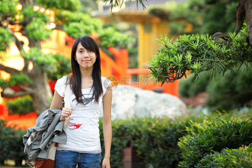 中国花园的亚洲女孩图片