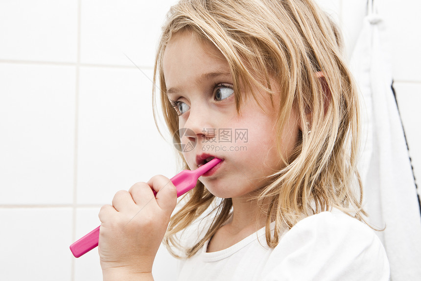 刷牙生活方式人脸保健牙齿白色女性享受洗涤人类学习图片