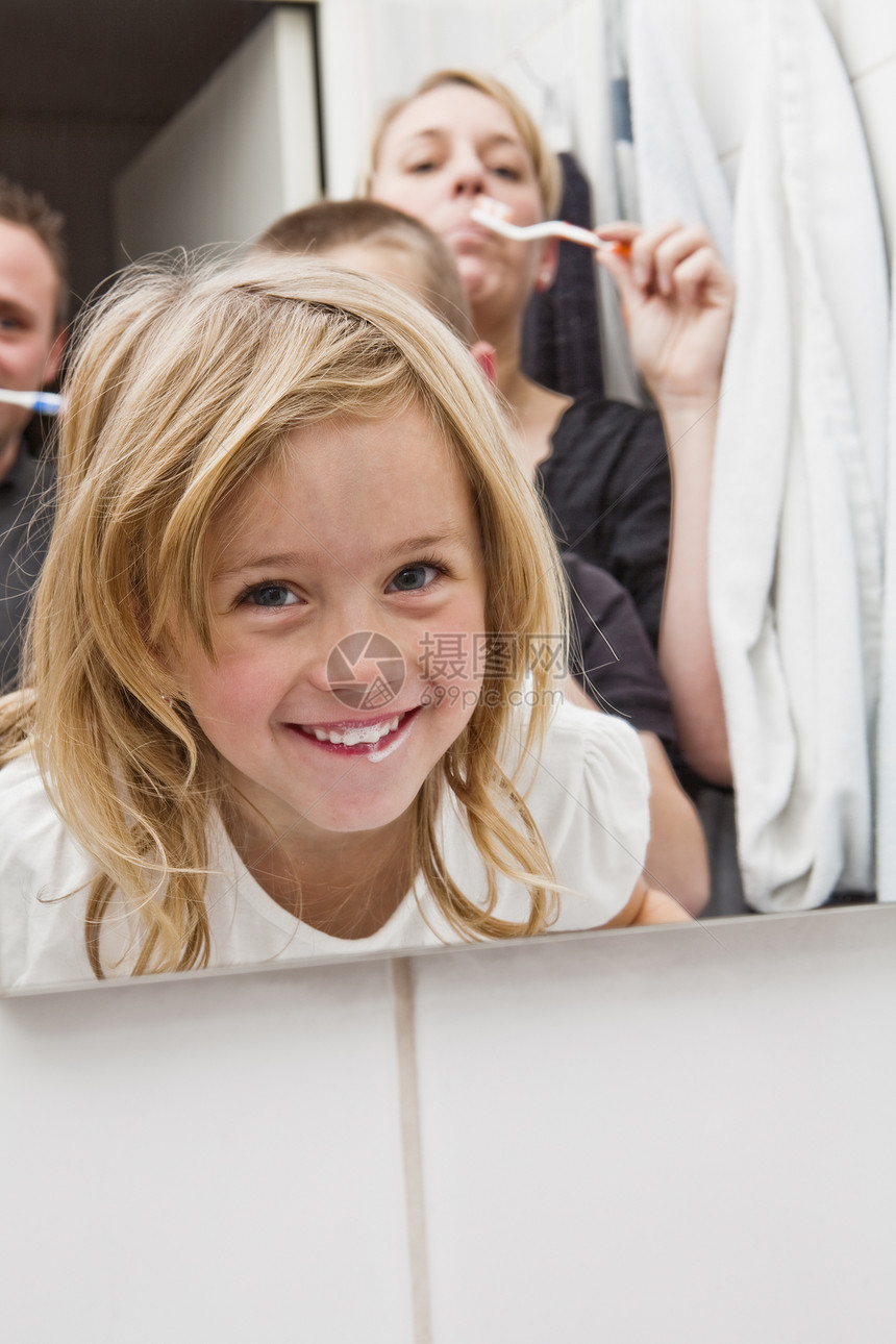 家庭刷牙姐姐保健牙刷小女孩人脸浴缸生活方式四个人兄弟享受图片
