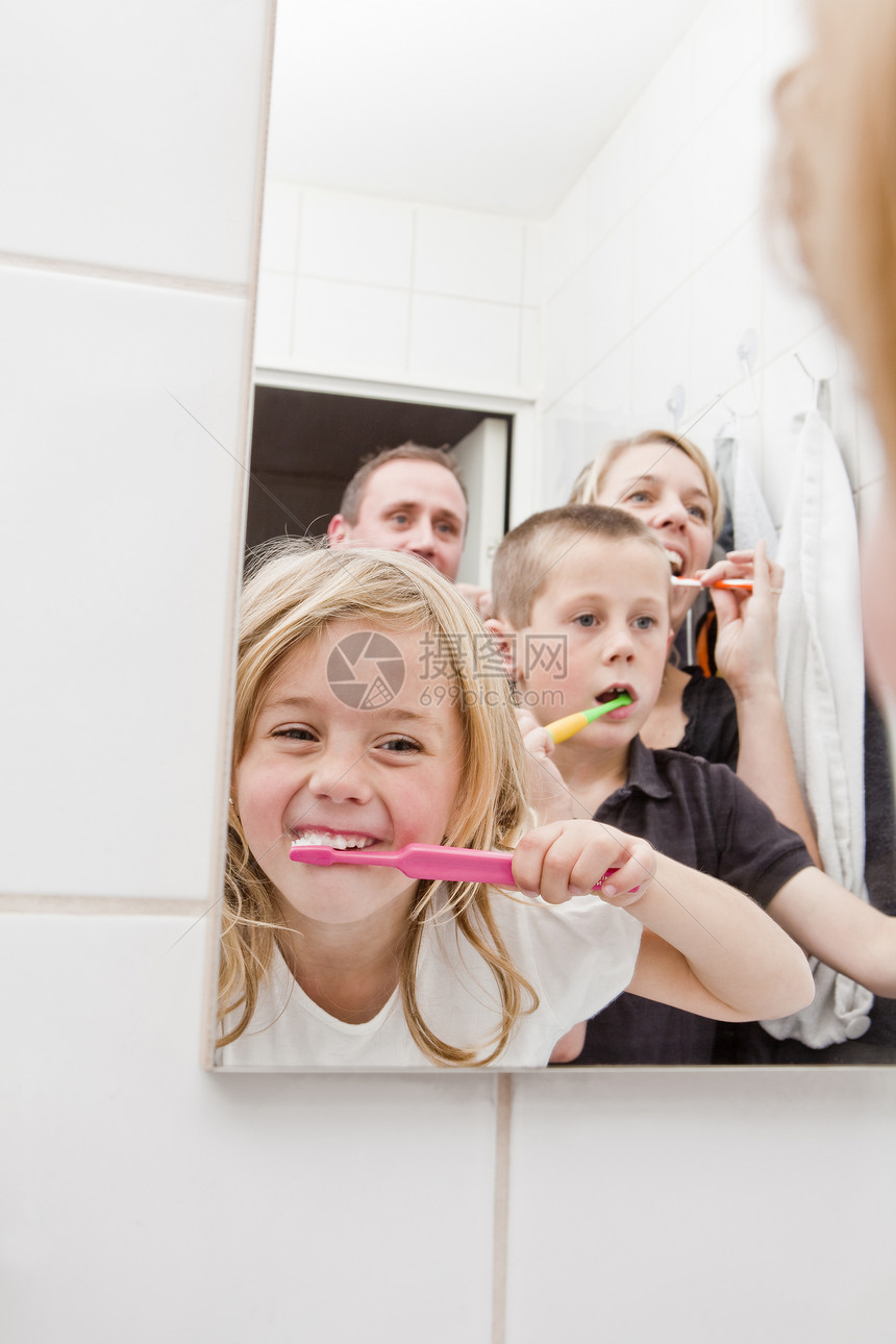 家庭刷牙姐姐学习小女孩卫生牙科保健浴室母亲口腔医疗图片