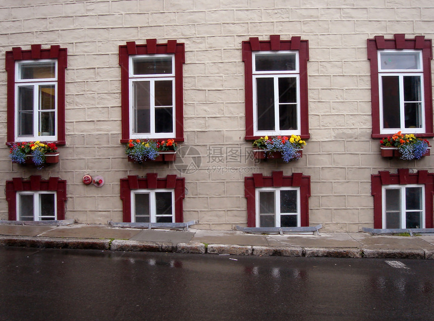 加拿大魁北克老街上的老魁北克街花朵建筑学窗户路面首都沥青遗产堡垒风景街道图片