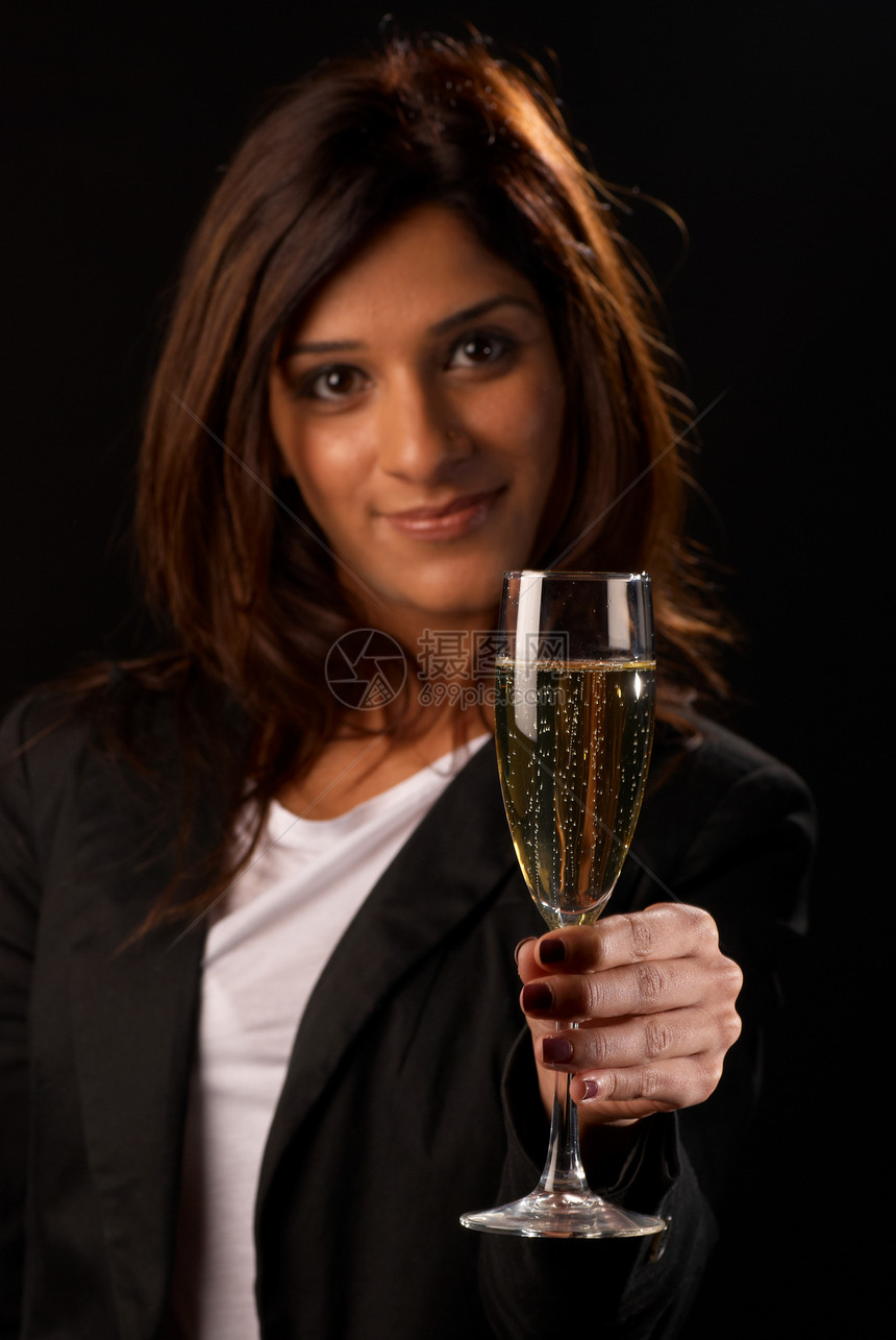 通吐气泡干杯庆典前景女孩玻璃快乐酒精打扮女士图片
