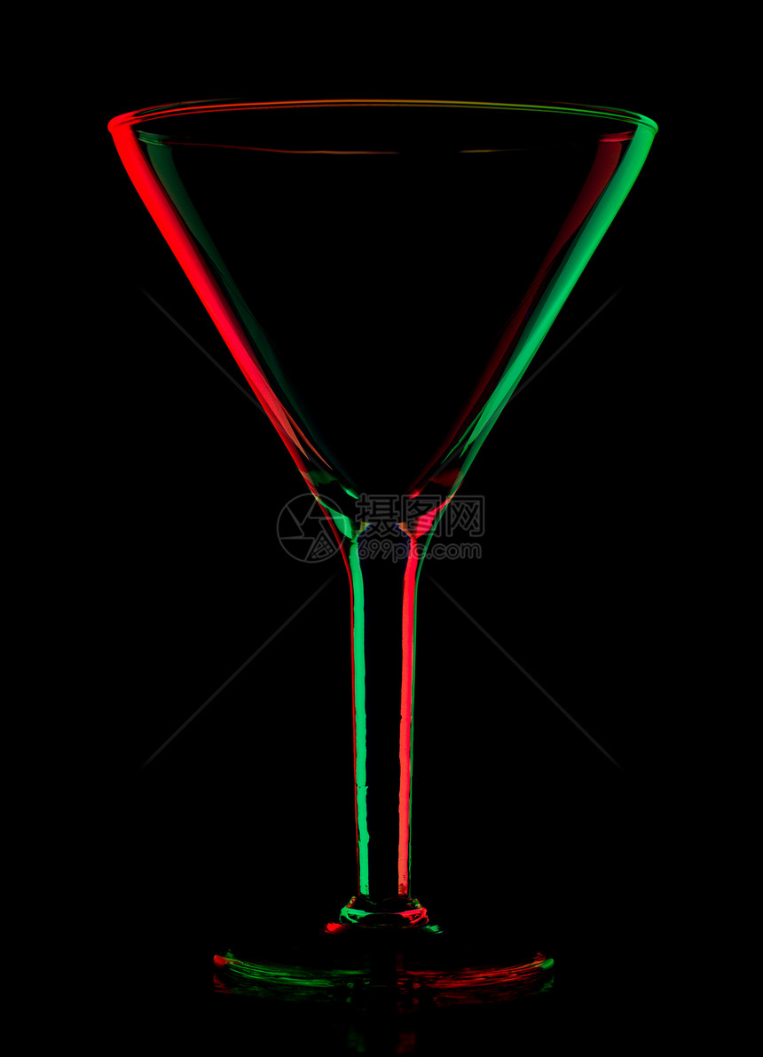 黑色上透明彩色的马提尼杯红色玻璃酒杯边缘绿色图片