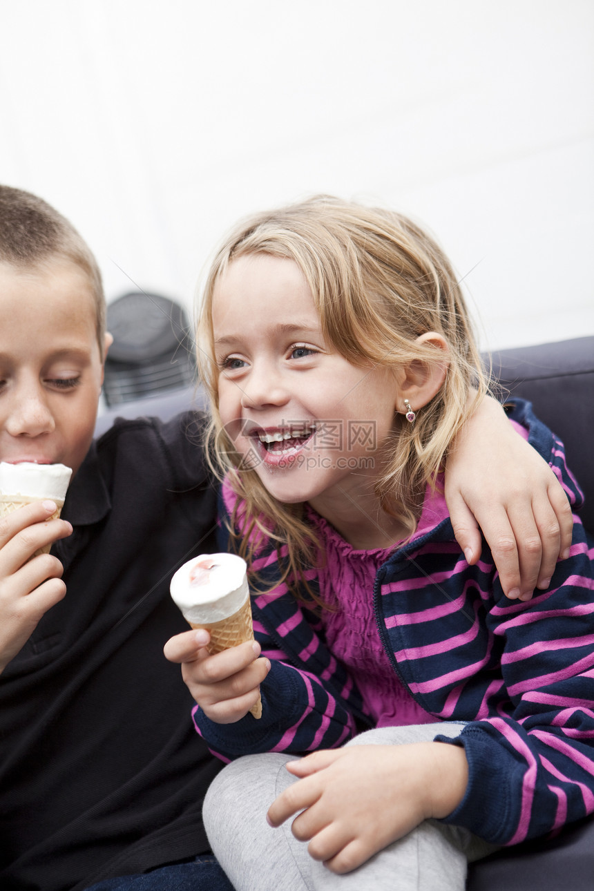 吃冰淇淋人类女性嘴巴友谊金发团结沙发食物表哥小男孩图片