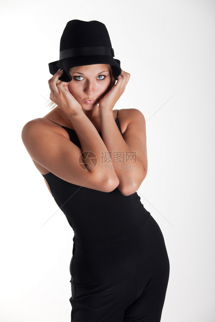 戴黑帽子的蓝色女人图片