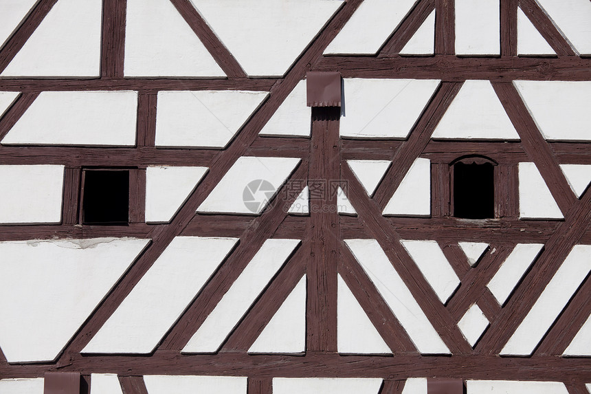 旧框架房屋的详情木结构白色骨骼棕色窗户房子建筑学建筑木头图片