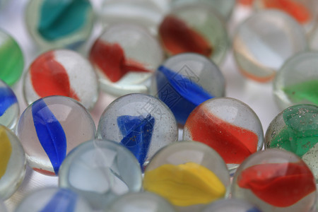 玻璃弹珠球体孩子们古董圆形游戏娱乐学校蓝色幼儿园棕色背景图片
