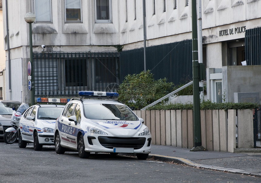 两辆法国警车在街上图片