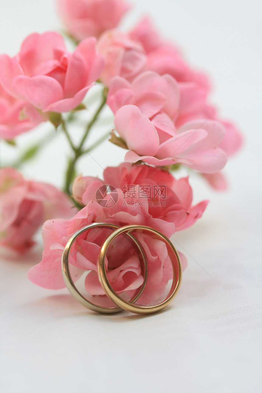 婚带和粉红玫瑰图片