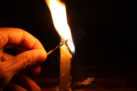 点燃蜡烛运动火焰烧伤燃烧手指灯光黑色火柴背景图片