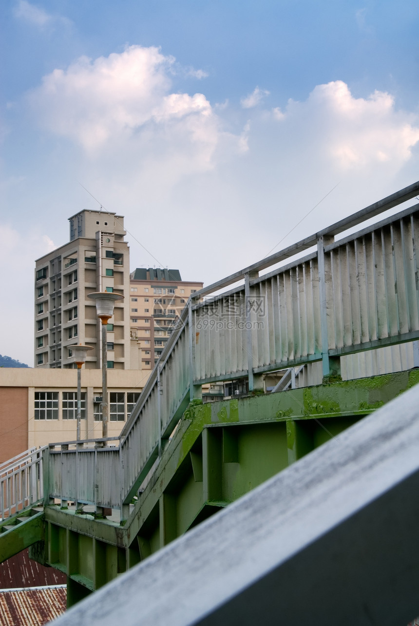 城市景观     飞越和公寓街道天际住宅天空地平线汽车交通蓝色旅游建筑学图片