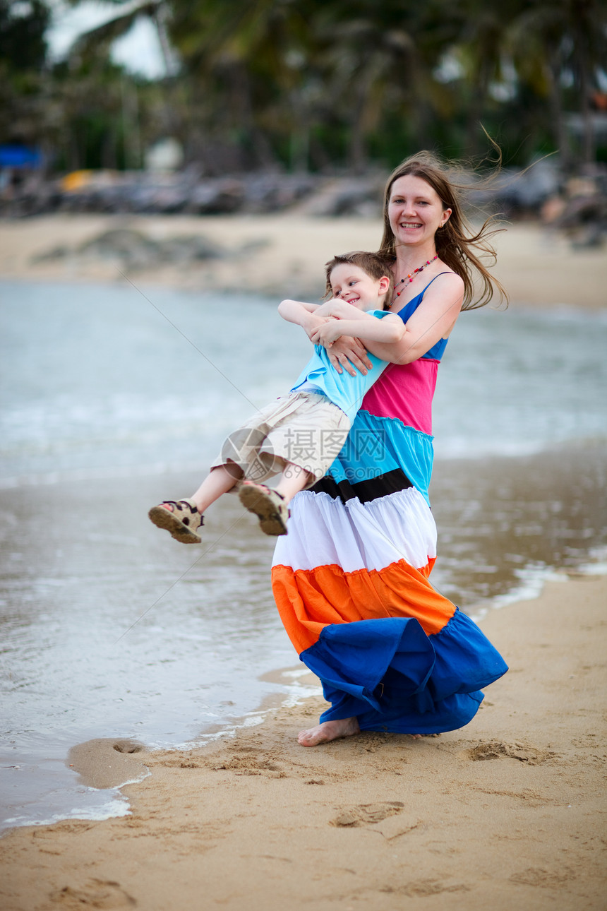 家庭假期儿子后代白色童年妈妈海滩旅行父母母亲支撑图片