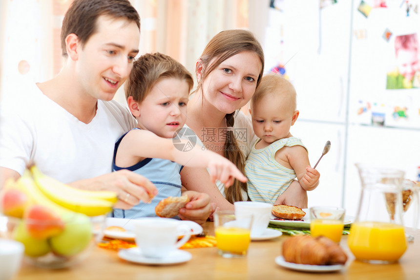 家庭早餐女孩儿子父母女性成人孩子吃饭女儿男生父亲图片