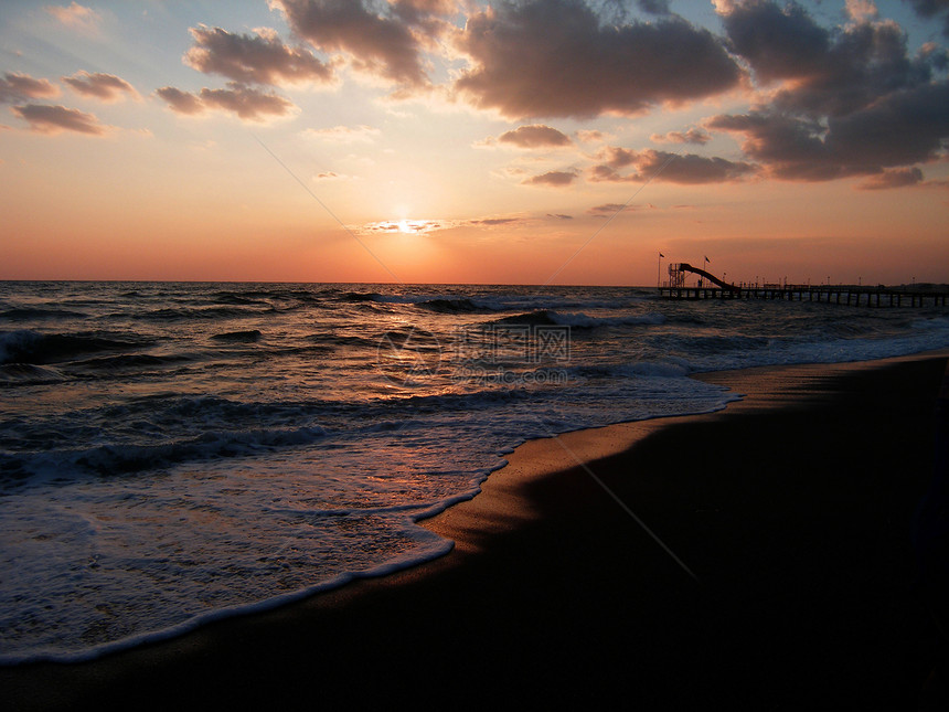 太阳下山天空冲浪海滩泡沫日落图片