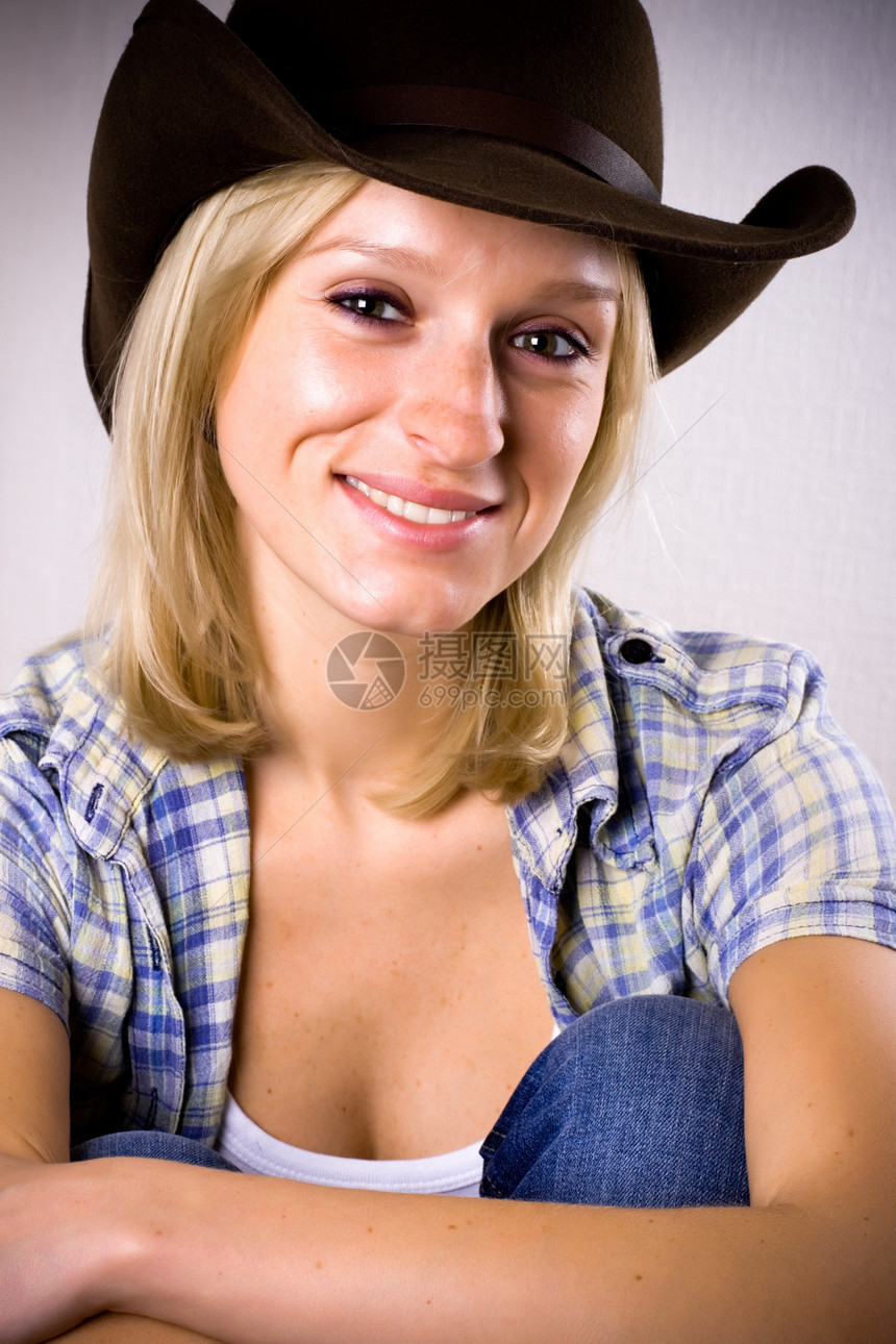 西方漂亮女子酒精金发女郎白色牛仔裤衬衫成人帽子女性快乐牛仔图片