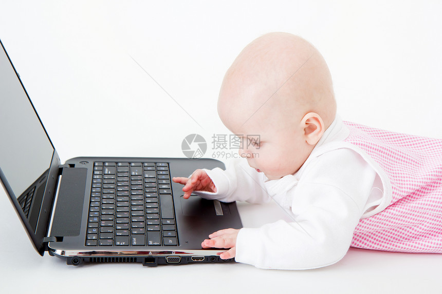 带笔记本电脑的小孩教育互联网工作室技术女孩照片尿布商业键盘婴儿图片