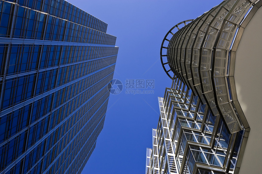 对抗蓝天的摩天大楼天际蓝色全景建筑天空图片