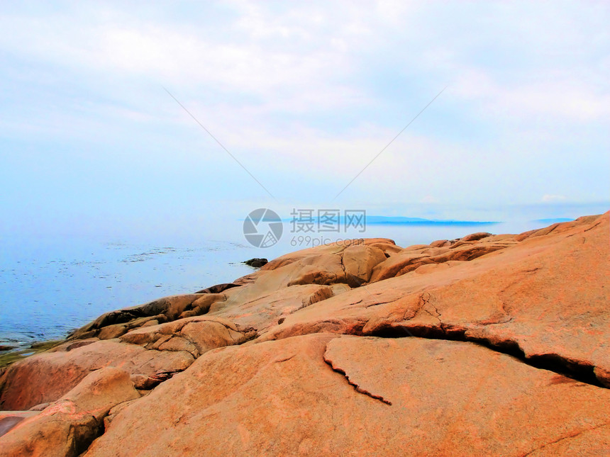 橙色岩石海边景观图片