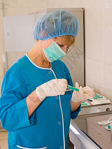 护士要给病人注射一针药剂了女人医院健康治疗程序注射器工作柜子药品背景图片