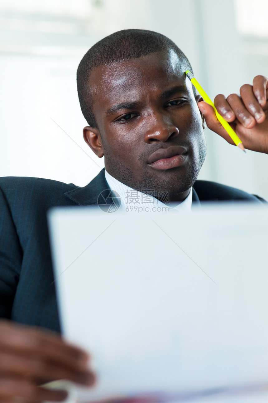 商务人士审查文件的商务人士人士专注男人经理阅读种族商业办公室服装男性图片