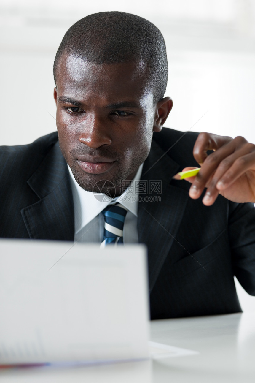 商务人士审查文件的商务人士铅笔职业工作中年人思维男人服装桌子商业智能图片