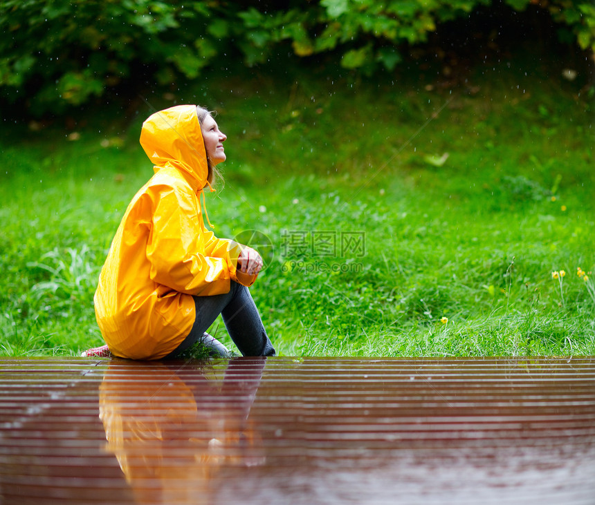 雨下女孩成人下雨季节微笑夹克黄色衣服外套幸福女性图片