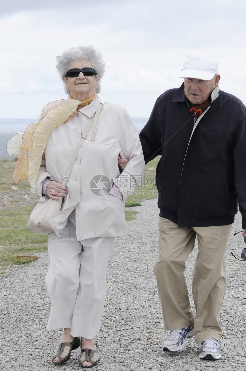 老年夫妇丈夫海滩乐趣女性男人夫妻感情帽子海洋祖父母图片