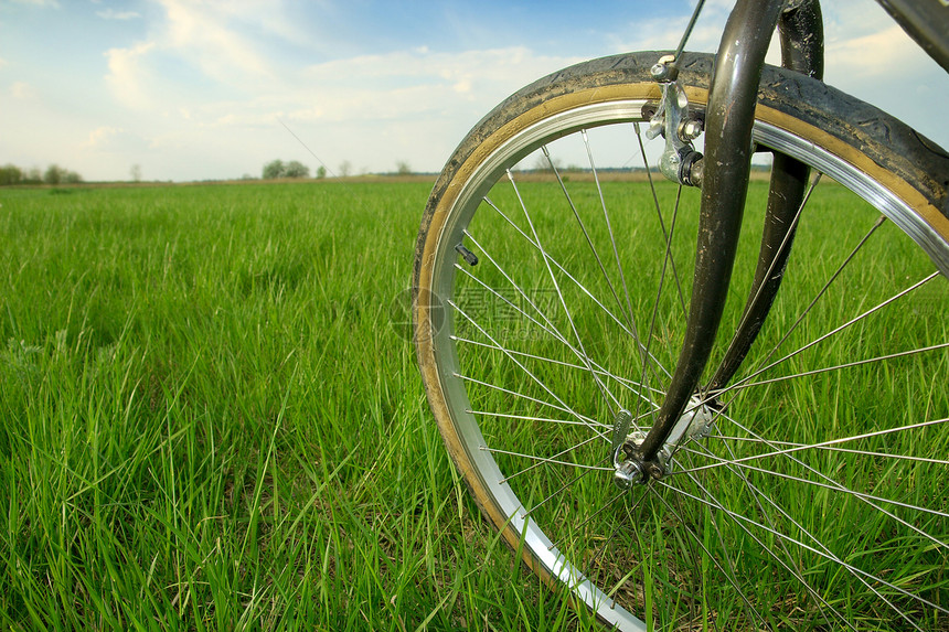 自行车晴天娱乐荒野天空冒险草地国家活动地面运动图片