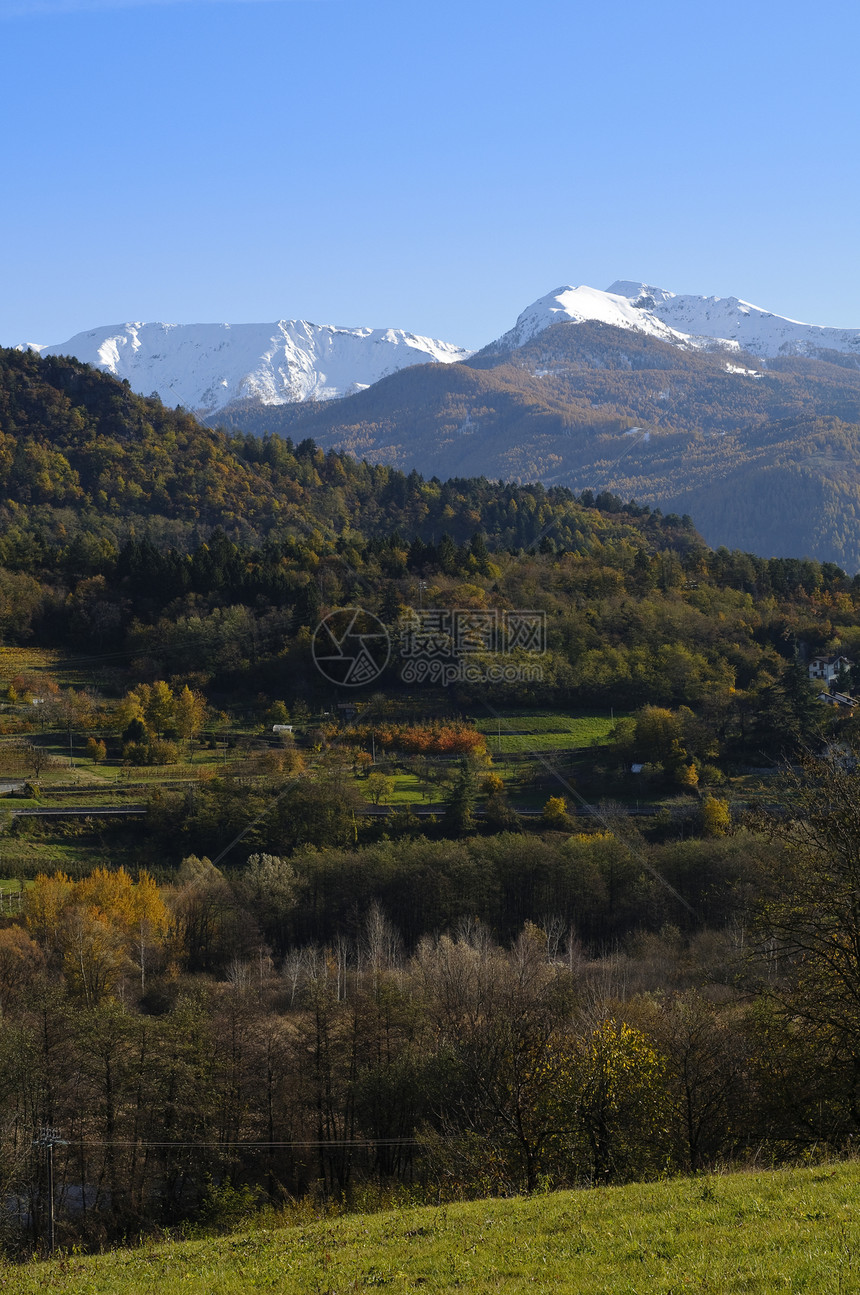 意大利阿尔卑斯山的秋季风景图片