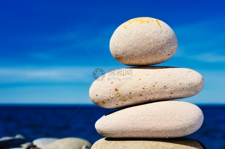 海上石块冥想海洋圆形岩石海岸石头卵石巨石天空海滩图片