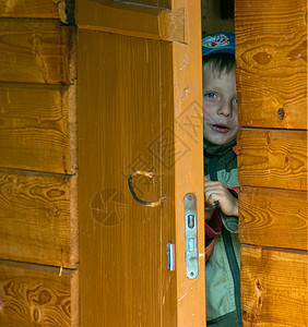 男孩微笑戏剧木头乡村农村童年游戏村庄孩子乐趣背景图片