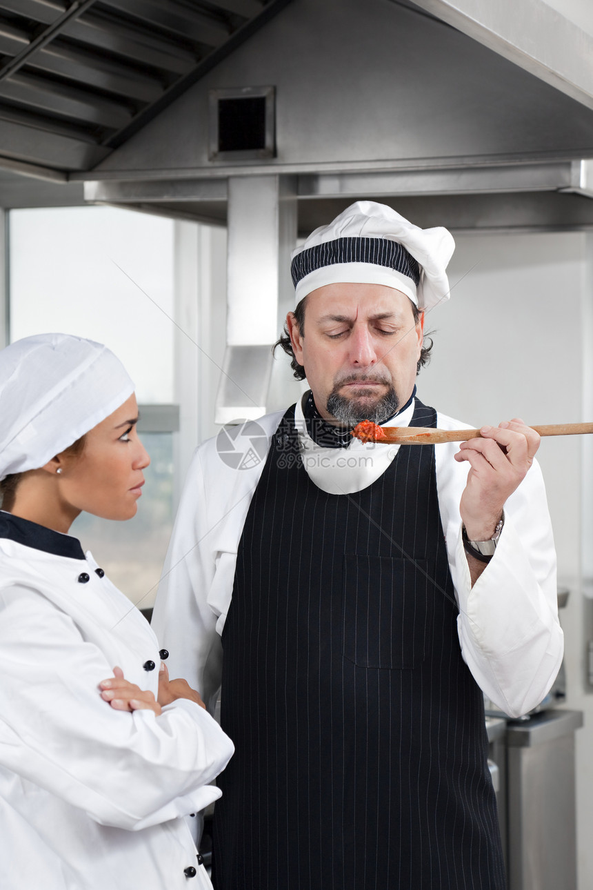 主厨厨腰部男人中年男性厨师厨房餐厅沉思女性勺子图片