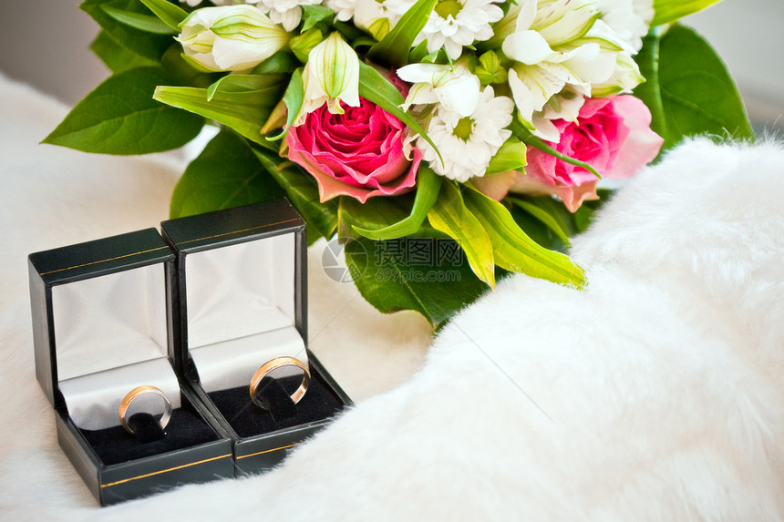 盒子中的结婚戒指毛皮订婚羽毛花朵钻石婚礼仪式珠宝玫瑰婚姻图片
