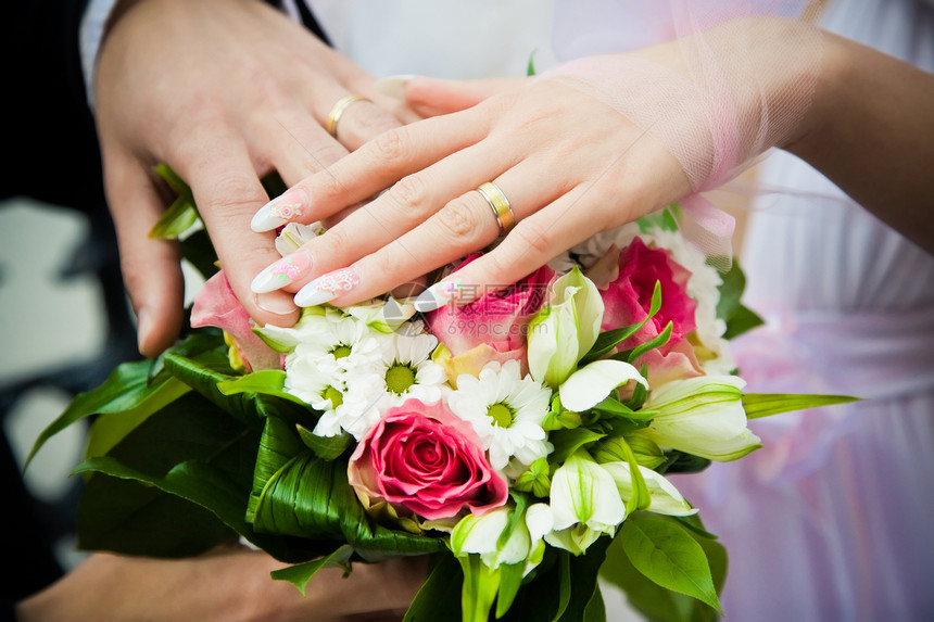 新婚夫妇用结婚花束的手仪式妻子幸福家庭花朵女性异性亲热戒指套装图片