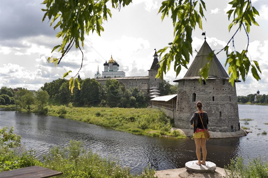 来自河岸的古代普斯科夫堡垒风景图片