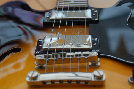 美丽的半声音电吉他吉他吉他手尾巴乐器旋钮细绳半成品金发拱顶白色背景图片