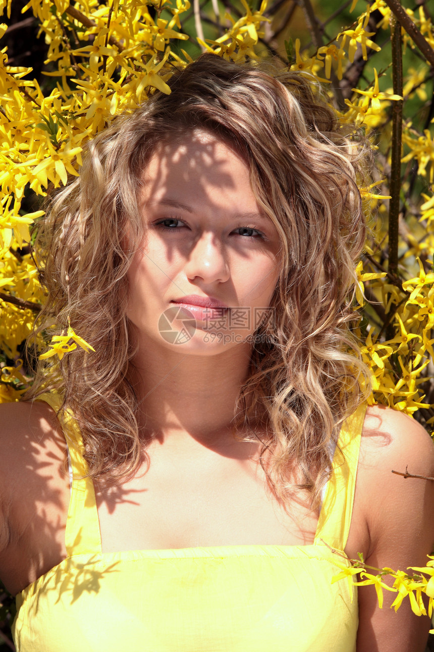 黄褐色花朵中的金发年轻女子女士自由公园森林环境女孩香味女性花园图片